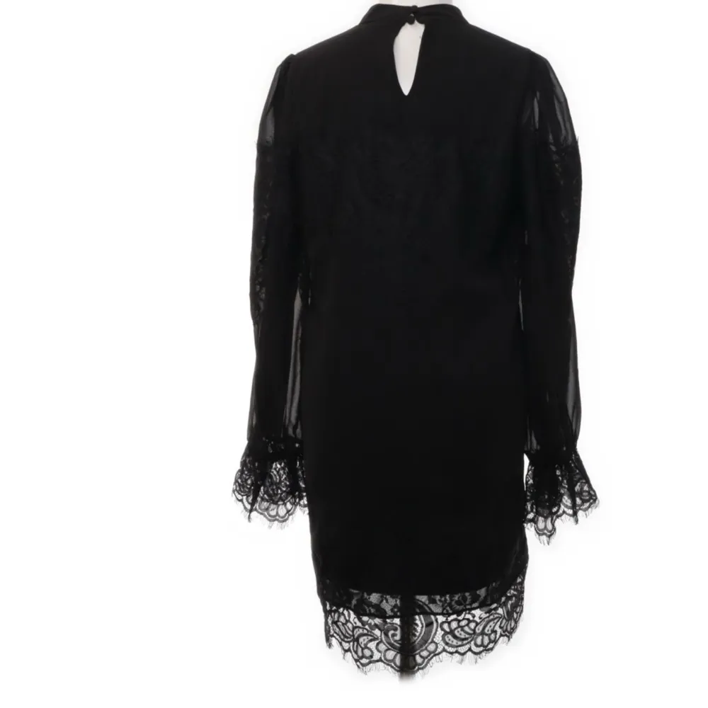 Super fin spetsklänning ifrån NLY trend, säljer då den inte längre kommer till användning tyvärr🖤. Klänningar.