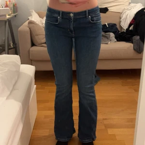 Lågmidjade bootcut jeans  - Säljer mina lågmidjade bootcut jeans får bikbok. Köpte dom för 600kr, dom är i bra skick men säljer då dom inte kommer till användning längre. Jag är 165cm 💗💗