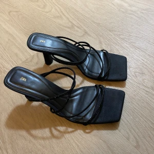 Svarta klackar  - Supersnygga klackar från zara med svarta strasstenar. Använda 1-2 gånger, väldigt bra skick. Några stenar har lossnat men inget man tänker på alls. 