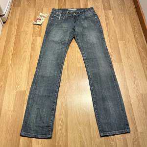 (18) lågmidjade bootcut jeans helt nya med lappar kvar och unika rhinestone fickor. Midjemått rakt över: 33 cm Innerben: 83cm 🩵