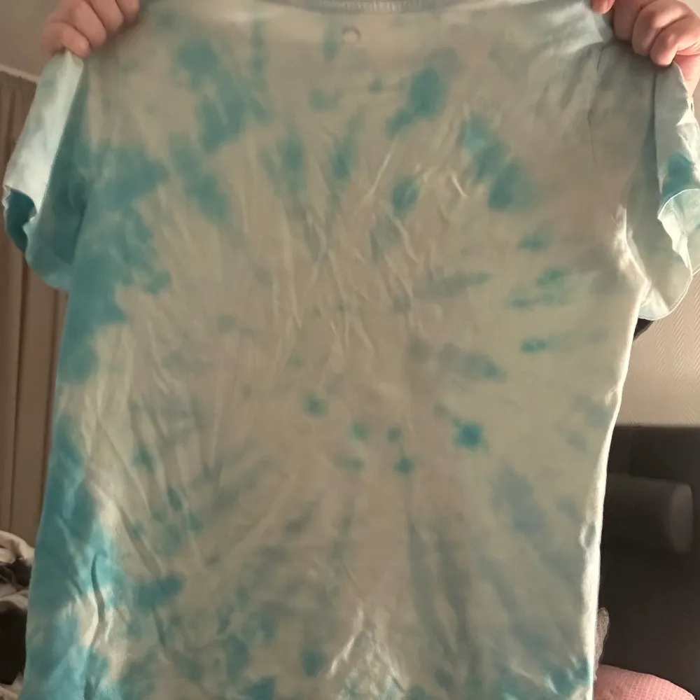 Blå bomulls tie-dye t-shirt i stl s. 💙. T-shirts.