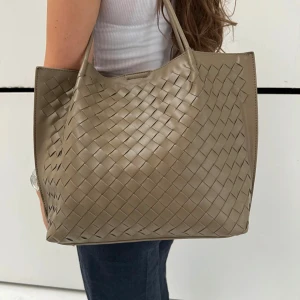 Designbysi väska  - Jätte fin väska som inte är så använd, köpt för 605kr