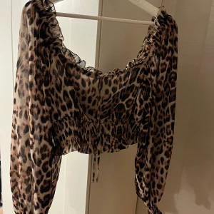 Blus - Ny skick. Köpt på nakd.