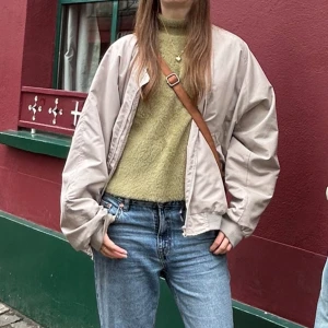 Oversized bomberjacka - En snygg och stilren beige bomberjacka😍 Kan aldrig gå fel!! Sitter oversized på mig som vanligtvis är storlek M. Skriv om ni har nån fråga!!