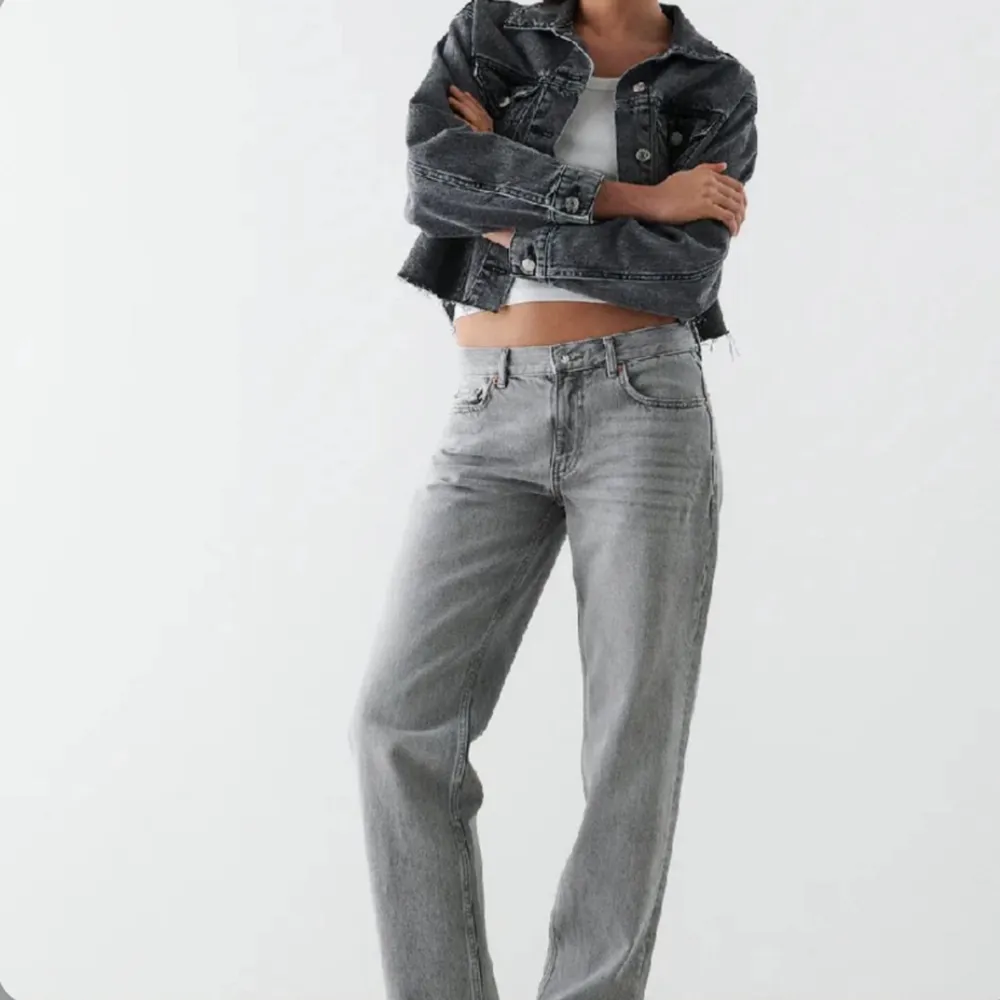Säljer nu dessa gråa lågmidjade raka jeans från Gina tricot i storlek 34. Super fin färg och perfekt till någon färgglad stickad i vår. Hör av er vid frågor och funderingar, egna bilder till exempel!💕. Jeans & Byxor.