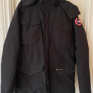 Dunjacka- Canada Goose - Vinterjacka, strl SP (M). Ord pris 17000kr, väl använd.