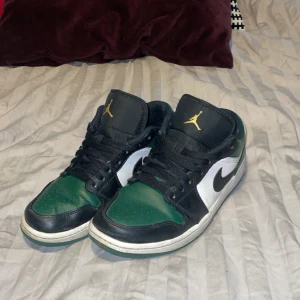 Air Jordan 1 low green toe - Säljes då jag inte använder längre Väl använda men i fint skick ändå