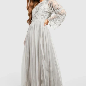 Grå paljettklänning boohoo  - En superfin grå paljettklänning från boohoo i storlek S som användes en gång och passar perfekt till fest eller liknande. 