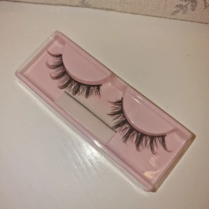 Lösögonfransar  - Helt nya och oanvända, lim medföljer. Har fler par, 20kr/st eller billigare vid köp av fler🫶🏼