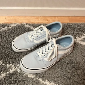 Vans sneakers  - Ett par helt oanvända och snygga, bekväma låga sneakers från Vans som är lätt att matcha med allt, som exempelvis jeans, i färgen ljusblå, storlek 38 🩵🤍