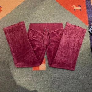 Vinröda velourbyxor - Ett par vinröda velour/sammetsmjukisbyxor ❣️Lågmidjade och straight leg. Är långa i benen så passar perfekt på nån som är över 165 typ (jag är 169). Köpta secondhand men i bra skick. Stl S
