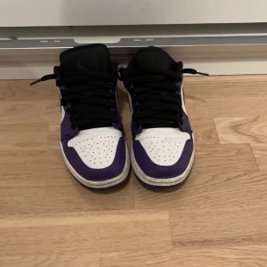 Jordan 1 purple court low - Storlek 44 men passar perfekt för mig som har mellan 42-44. Skick 7-10, ny pris 3000+ men här ligger de på 1300 Via en snabb affär sänks priset mycket.