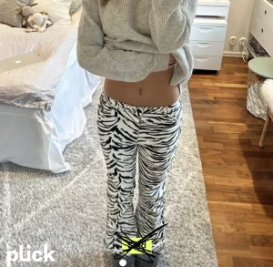 Zebra jeans  - Säljer dessa jeans som jag har köpt på Vinted (första bilden är från Plick och andra bilden är från personen jag köpte ifrån)🥰Säljer pga att de är för små❣️