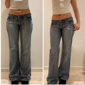 Lågmidjade jeans - Jeansen är avklippta då dem skulle sys upp egentligen, går att fixa lätt med sy maskin om man vill. Midjemått 41cm Innerbenslängd 78cm. Skulle säga att det är L32. Lägger ut fler liknande jeans imorn💕