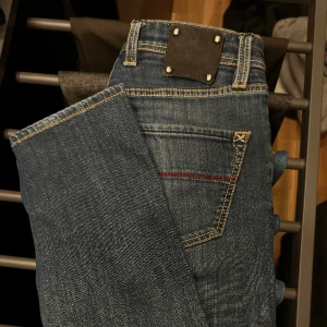 Tramarossa jeans - Säljer mina jeans från italienska sartoria tramarossa!  Jeansen är i bra skick, och i storlek 31. Jeansen är i en super snygg tvätt, och trevligt tyg! Tramarossa tillverkar sina jeans i väldigt hög kvalite, svåra att slå och mäta sig med!