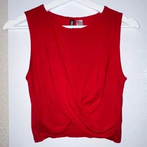 Rött linne från H&M ❤️ - Fin topp utan axlar från h&m divided! Inte blivit använd på extremt länge samt knappt blivit använd!❤️ Inga fel på plagget. Pris går att diskutera, samt köpas ännu billigare i bundle !