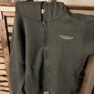 Säljer nu min Mckenzie hoodie eftersom den är för liten. Finns byxor till att köpa också. Pris kan diskuteras. Skick 10/10 nästan aldrig använda. Rätt stor i storleken. 