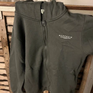 Mckenzie hoodie - Säljer nu min Mckenzie hoodie eftersom den är för liten. Finns byxor till att köpa också. Pris kan diskuteras. Skick 10/10 nästan aldrig använda. Rätt stor i storleken. 