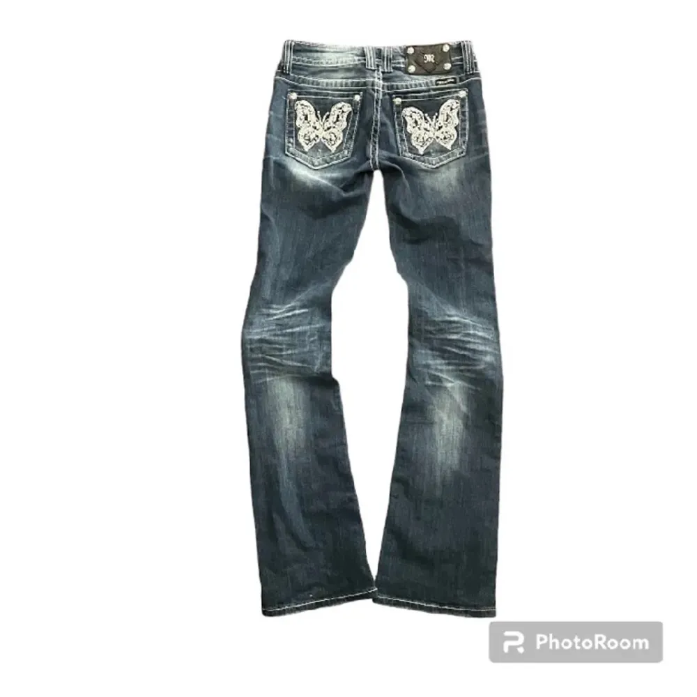 Söker bootcut/flared Miss me jeans (eller liknande) med 80+ i innerbenslängd. Kom privat om du har ett par!. Jeans & Byxor.