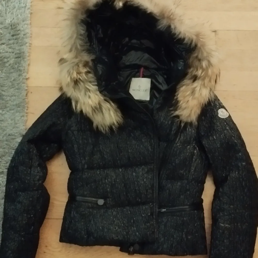 Passa på att ge dig själv eller någon en fin julklapp,  Moncler dam vinterjacka. Jackan är i mycket bra skick! Strl 1 eller motsvarande small  . Jackor.