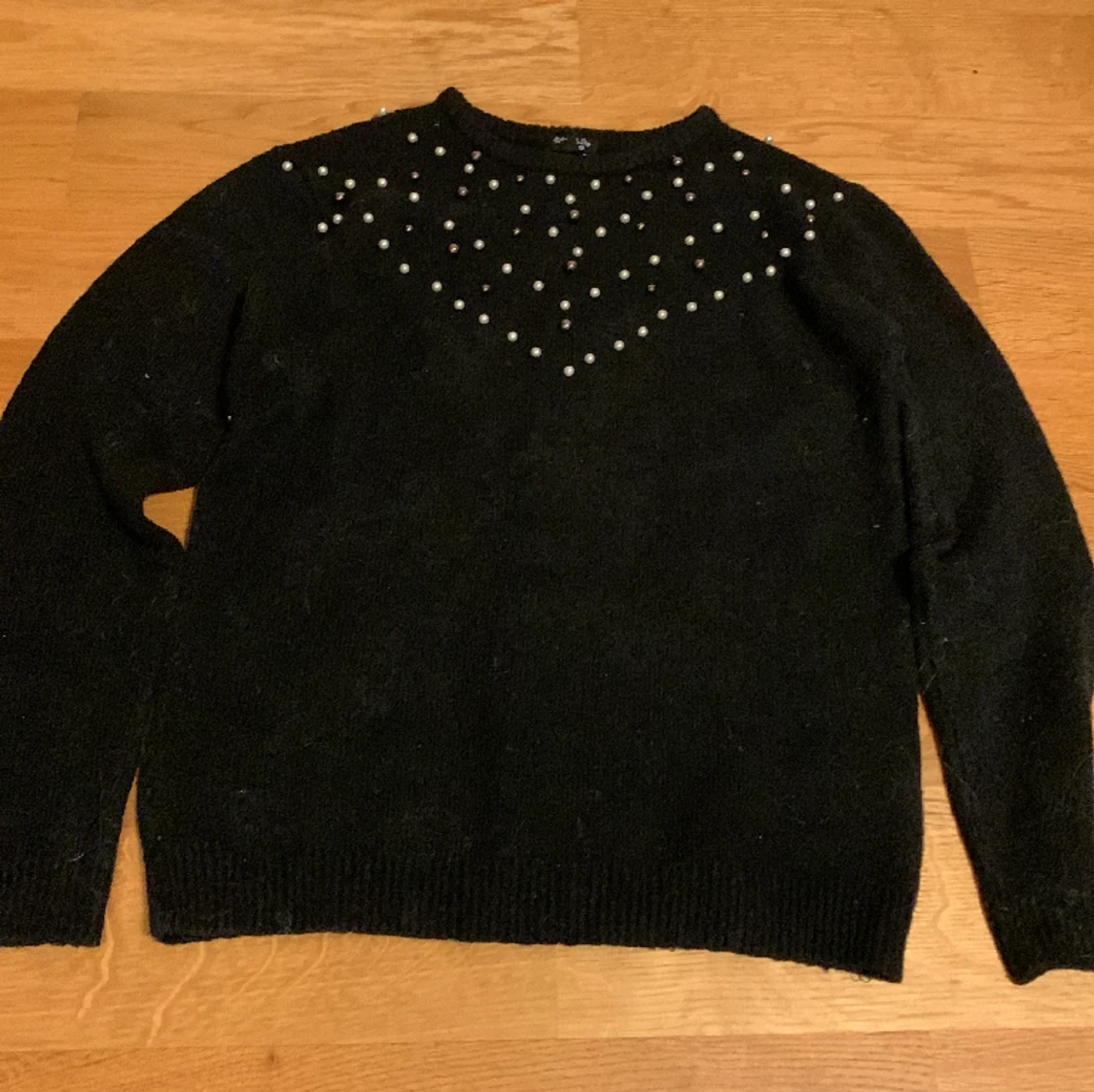 Stickad tröja med pärlor