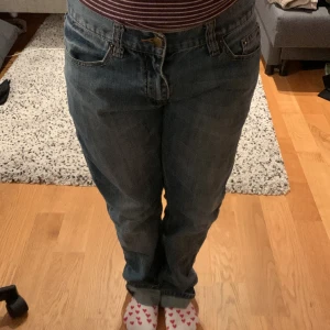 Låg midja straight jeans  - Låg midjade Straight jeans från ”1953 Kappahl” 
