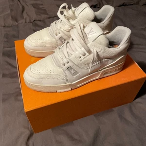 Louis Vuitton Trainer - Säljer mina LV trainers med allt og, kvitto på mail✌🏼  Storlek: 43-44  Skick: 8/10  Pris:Nedsatt från 7000 till 6000