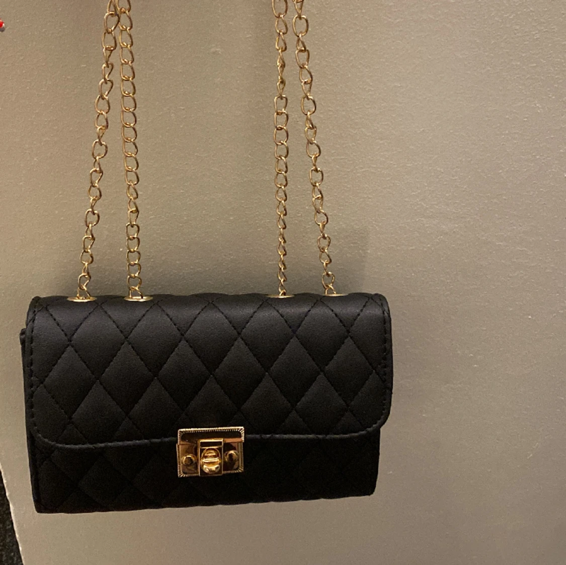 Svart väska med guldkedja  - 90