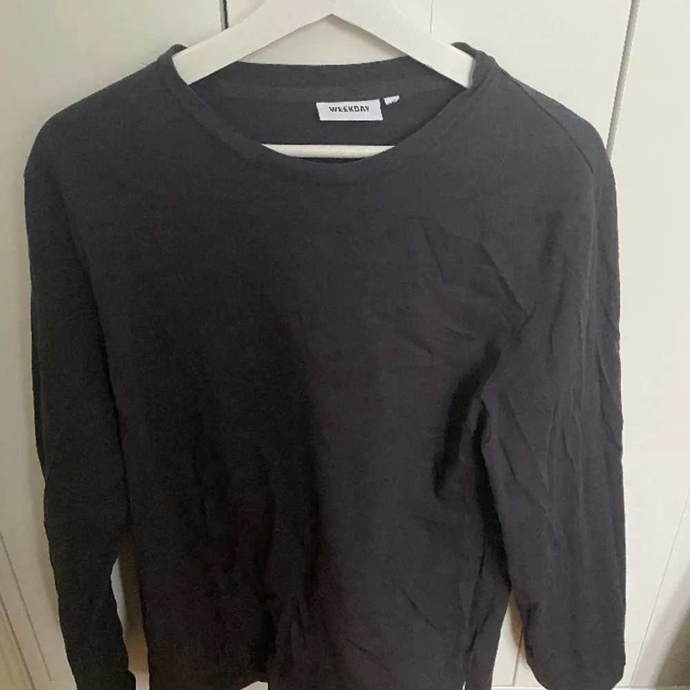 Långärmad svart tröja från Weekday väldigt lätt o skön. Snyggt o matcha till vintage jeans . Tröjor & Koftor.