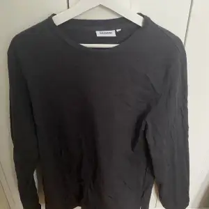 Långärmad svart tröja från Weekday väldigt lätt o skön. Snyggt o matcha till vintage jeans 
