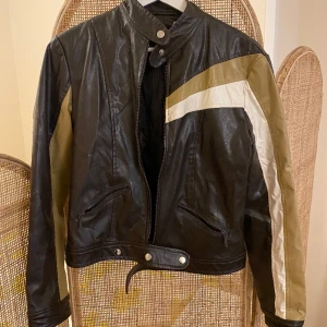 Bikerjacka - Fin bikerjacka, litet hål på baksidan som inte märks. 