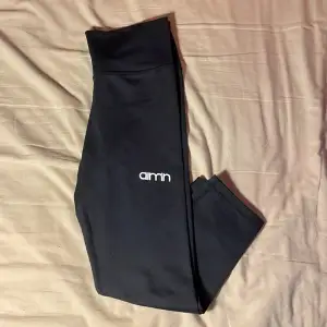 Dessa tights är trekvartslånga och är köpta på Amin. De är i nyskick.