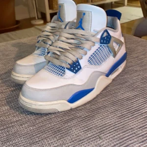 Jordan 4 - Jordan 4 military blue i bra skick lite smutsiga bara Ingen låda  Pris kan förhandlas 