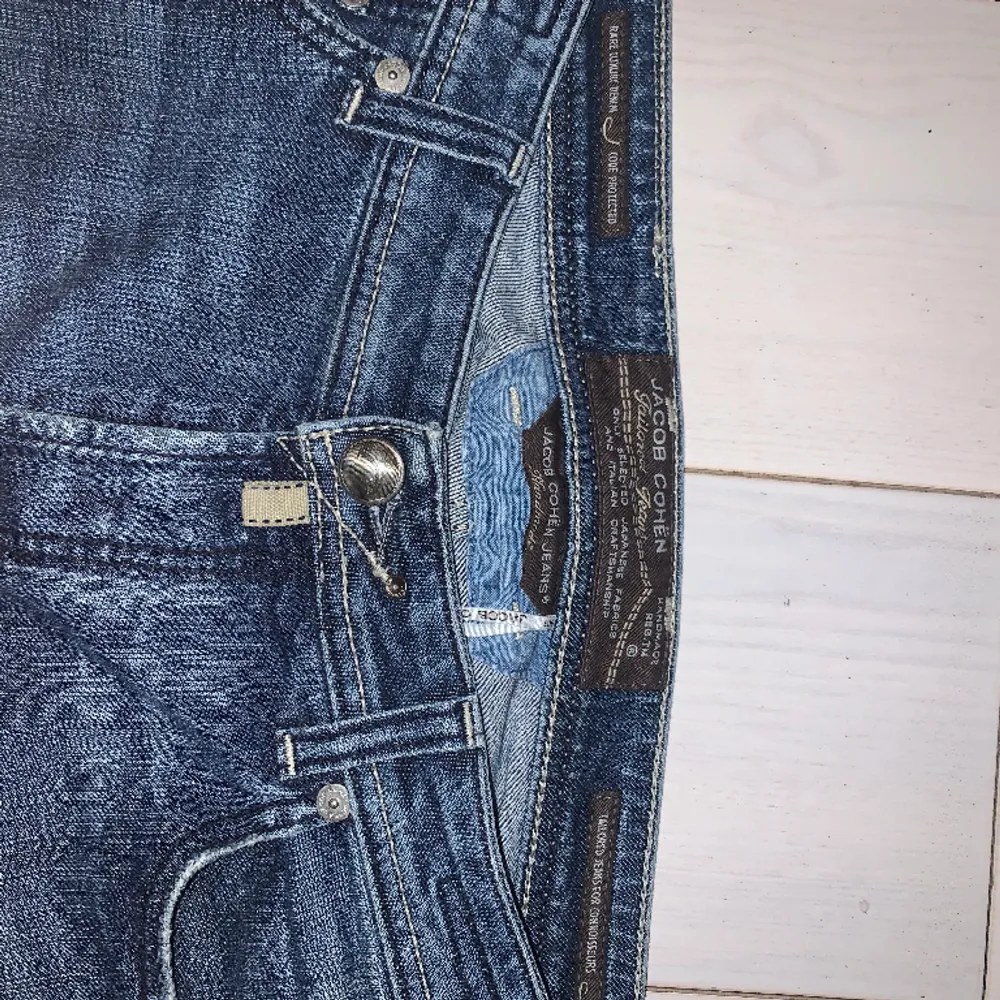 Snygga Jacob Cohën jeans i storlek 34. Enda defekten är lite tråd längst ned men annars väldigt bra skick. Säljer pga att de är för små. Nypris ca 4000. Hör av dig vid frågor eller om du vill ha fler bilder.. Jeans & Byxor.