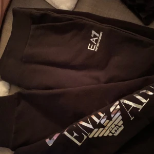 Emporio Armani byxor - NYA! - Helt nya med prislapp! Finns i storlek XL. Kostade 1200kr och nu 500kr/styck!  Kan posta men du står för frakten. 