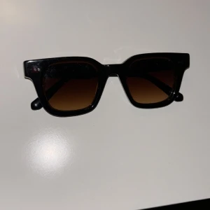 Chimi 04 solglasögon bruna - Säljer mina nya chimis eftersom att jag inte gillar färgen längre, de har inga repor eller skador och är som nya😄😄👌🏻