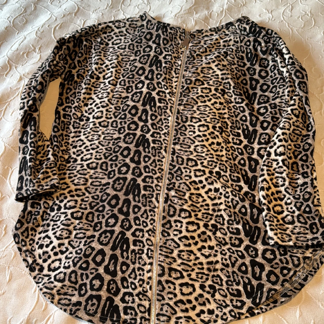 Snygg leopardmönstrad tröja - 90