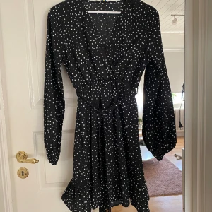 Klänning  - Klänning med knytning i midjan från shein, storlek S. Skriv för fler bilder🥰