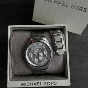 Michael Kors Klocka  - Klocka från MK säljes, silver  Behöver byta batteri