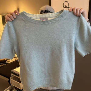 Stickad kortärmad   - Jättesnygg stickad kortärmad i bra skick, nästan aldrig använd. Är i en jättefin turkos färg i storlek S. Priset är alltid diskuterbart!