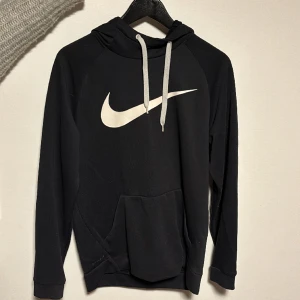 Nike Hoodie - Svart Nikehoodie i strl S. Kan användas till både träning och vardag.