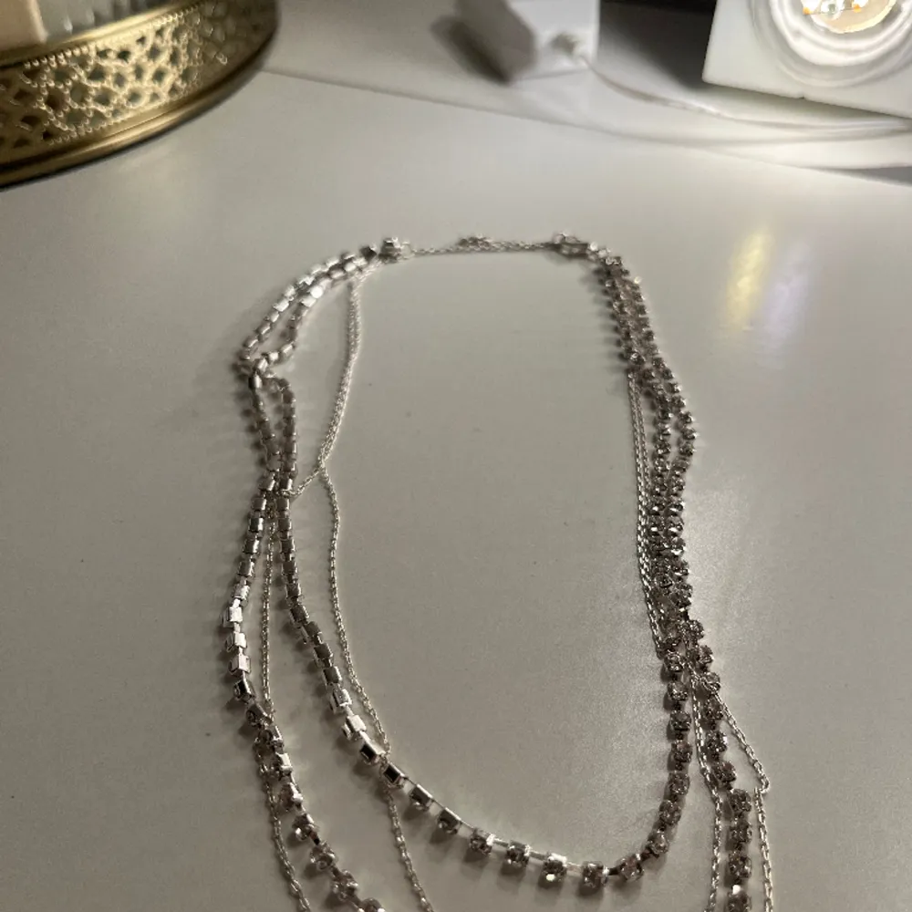 Ett super fint fest halsband i silver! Passar till alla outfits och är lite olika längder på kedjor som alla sitter i samma spänne! Verkligen jättefint!. Accessoarer.