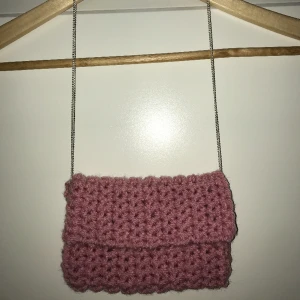 Väska - Jättesnygg virkad rosa väska med glittrig silverkedja som axelband.👛💍Helt ny och oanvänd.🌺🌸 kontakta gärna vid frågor☺️🌸🌺⚜️💍🪩