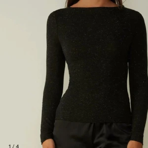 Intimissimi topp - Säljer denna glittriga tröjan från intimissimi! Endast använd en gång, inga defekter❣️nypris 689! skriv för fler bilder☺️