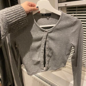 Kofta - Säljer denna gråa koftan från Zara i storlek S💕 Skicket är mycket bra, koftan är använd fåtal gånger, inga defekter