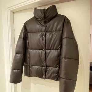 Zara jacka - Mörkbrun jacka från zara, knappt använd