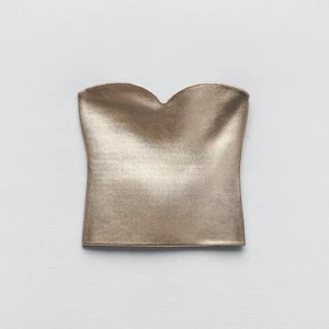 Guldtopp  - Säljer min supersnygga topp från zara i guld, den perfekta toppen till varje fest!! Endast använd en gång. Storlek S🩷🩷