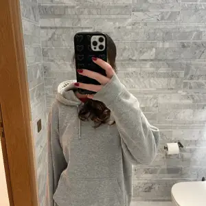 Säljer denna weekday hoodie då den inte kommer till andvändning, där är i super bra skick då den knappt är andvänd. Köpte tröjan runt 400 och säljer för 200.