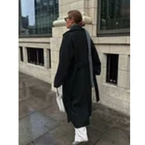 Nakd kappa - Superfin kappa! Säljer pga av att jag beställt två st och hann ej returnera ena. Tjock och varm, perfekt för vintern. Ny med prislappen kvar. Storlek S. Sitter lite oversize på mig som är S. Orginalpris 1499kr. Säljs helt ny oanvänd av mig för 900kr