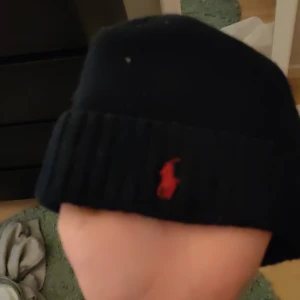 Polo, ralhp lauren - Hej säljer min polo/Ralf Lauren mössa, varför jag säljer den är för jag har köpt en ny mössa, och behöver då inte den här längre, jag tänker mig ett rimligt pris på 399kr men pris kan diskuteras vid snabb och smidig affär ☺️